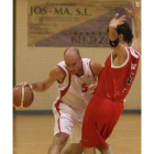 Bernabé intenta superar el marcaje de un rival.