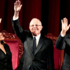 El presidente de Perú, Pedro Pablo Kuczynski (centro), junto al vicepresidente Martin Vizcarra (derecha) y la vicepresidente segunda, Mercedes Arao (izquierda), en un acto en Lima en junio del 2016.
