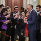 El líder de la minoría demócrata en el Senado, Chuck Schumer, atiende a los periodistas.