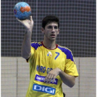 El jugador rumano es uno de los principales talentos del balonmano europeo.  Procede del Rom-Cri Brasov y es un habitual en  la selección juvenil de su país.