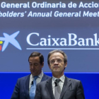 Gonzalo Gortázar (izquierda) y Jordi Gual, en la junta de accionsitas de CajaBank.