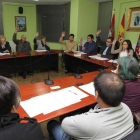 El edil de Educación (sexto por la izquierda) junto al alcalde, los ediles del PSOE, de espaldas.