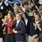 Feijóo con Aznar, Rajoy y otros cargos del PP ayer, en la clausura de la Intermunicipal en Valencia. KAI FORSTERLING