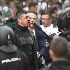 Un hincha polaco con la cara ensangrentada se enfrenta a los antidisturbios, esta tarde junto al Bernabéu.