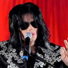 El cantante estadounidense Michael Jackson ofrece una rueda de prensa en la sala de conciertos O2.