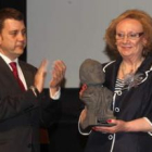 Carlos López Riesco entregó el Premio Ciudad de Ponferrada a la Solidaridad a Concepción Blanco.