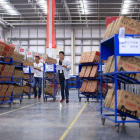 Trabajadores en un almacén logístico de Alibaba en Suzhou, China.