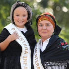 La pimentera infantil Dalia María Fraga y la pimentera mayor, Concepción Martínez. L. DE LA MATA