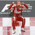 Fernando Alonso salta exultante en el podio tras ganar el Gran Premio de Singapur.
