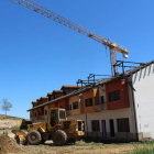 La brigada municipal trabajaba ayer en el desbroce y el vallado del solar y las viviendas. A. VALENCIA