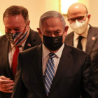 Mike Pompeo, Benjamin Netanyahu y Abdullatif bin Rashid Al Zayani. MENAHEN KAHANA