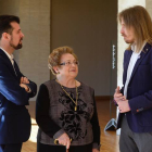 Los portavoces de PSOE y Podemos, Luis Tudanca (i) y Pablo Fernández (d), conversan con Mercedes Abril, hija de un fusilado durante la Guerra Civil. NACHO GALLEGO