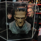 Los dueños del Morticia, Ana Marqués y Óscar Tahoces, flanquean un busto de Frankenstein en su bar de elegantes perdedores. ANA F. BARREDO