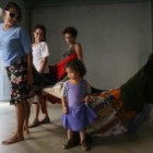 «Mujeres en mí», ropa cosida y bordada, obra de Carolina Caycedo.