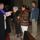 Un momento del beso de la reliquia de san Blas en la catedral