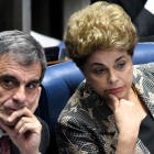 La presidenta suspendida de Brasil, junto a su abogado, en el Senado. CADU GOMES