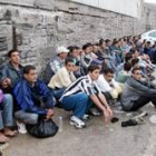 Un policía vigila a un grupo de inmigrantes que llegó ayer a las costas gaditanas