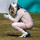 Lewis Hamilton se lamenta de su rotura en Malasia.