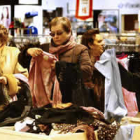 Comienzo de las rebajas de invierno en los comercios de León.