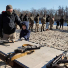 Un niño ucraniano recibe formación militar en Ucrania. SERGEY DOLZHENKO