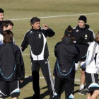 Juande Ramos, en el centro, durante el entrenamiento en Valdebebas
