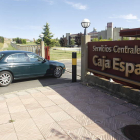 Uno de los consejeros que estuvo presente en la reunión, en el momento de acceder a la sede de la Caja en El Portillo.