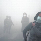 Caminantes con máscaras contra la contaminación en Harbin, China.