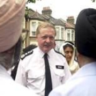 Ian Blair, comisario jefe de la policía británica, visitó ayer barrios de mayoría musulmana