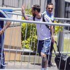 Messi saluda a los aficionados camino de la ciudad de San Juan.