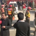 Fuerzas de seguridad en el exterior de la universidad Bacha Khan, asaltada esta mañana por cuatro terroristas.