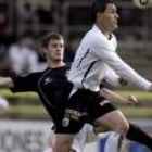 Oriol Riera, a la izquierda, apena gozó de oportunidades para llegar con peligro arriba