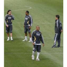 Capello observa a varios jugadores durante un entrenamiento