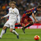 Luka Modric y Sergi Roberto durante el Madrid-Barça de noviembre del año pasado.