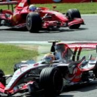 Hamilton (abajo), seguido por el brasileño de Ferrari, Felipe Massa