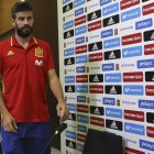 Piqué entra a la sala de prensa de la Ciudad del Fútbol, donde compareció ayer. BALLESTEROS
