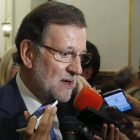 El presidente del Gobierno, Mariano Rajoy, atiende a los medios este martes en los pasillos del Congreso.