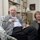 Tranströmer, que en 1990 sufrió un ictus cerebral, junto a su esposa Mónica en su casa de Estocolmo.
