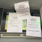Los cajeros de Unicaja han aparecido con carteles contra los despidos.
