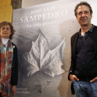 La viuda de José Luis Sampedro, Olga Lucas, y el editor, Ángel Lucía.