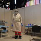 Juan Carlos Fernández Blanco en el box de emergencias del punto de vacunación del Palacio de Exposiciones. FERNANDO OTERO
