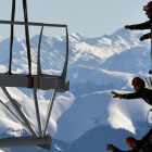 Varios técnicos intentan alcanzar una pieza de la estructura metálica durante la instalación de la plataforma en la cima del Pico de Midi, una de las montañas más altas de Francia, en Bagneres-de-Bigorre, el 30 de enero.