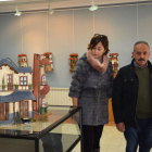 La concejala Carmen Martínez junto al artista Félix Arias. R.P.