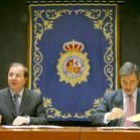 El presidente de la Junta y el ministro de Interior, durante la firma