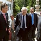 Moratinos, acompañado por los participantes de la reunión de directores del Instituto Cervantes