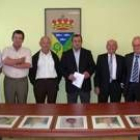 Los alcaldes homenajeados posan con los retratos que se colgarán en el consistorio