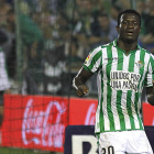 El delantero nigeriano Nosa Igiebor celebra el gol marcado al Villarreal en el Benito Villamarín.