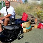 Félix García, junto a La Virgen del Camino, donde acampa desde hace 8 días.