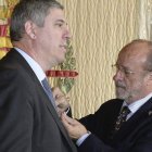 León de la Riva, imponiendo la insignia del premio a José Vicente de los Mozos, ayer.