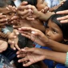 Unos niños se agolpan para recibir la ayuda humanitaria en Aceh, una de las zonas más castigadas