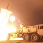Un misil interceptor del sistema THAAD lanzado desde Alaska durante una prueba del sistema, en Kodiak, el 30 de julio.